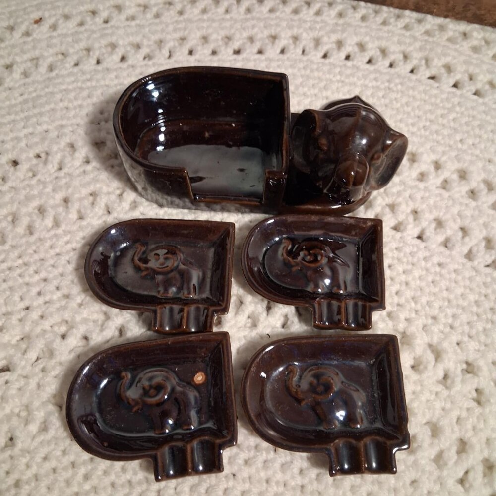 VINTAGE CERAMIC SET OF 4 ELEPHANT ASHTRAYS W/BASE HOLDER